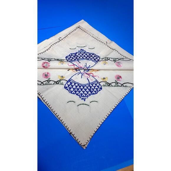Vintage 1940s-50s Hand-Embriodered Tablecloth-Bonnet Girl Design 32" x 32" - Picture 6 of 16